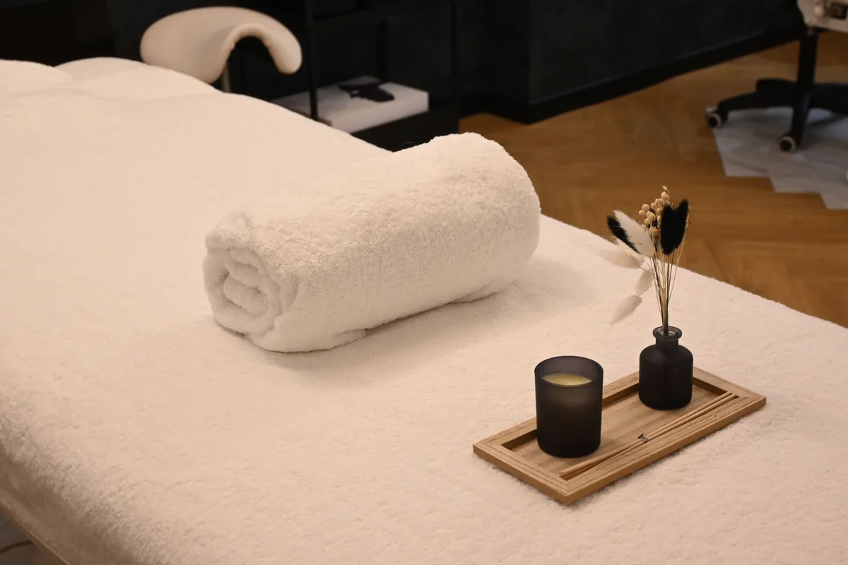 Quiet spa room prepared for a relaxing head-spa appointment